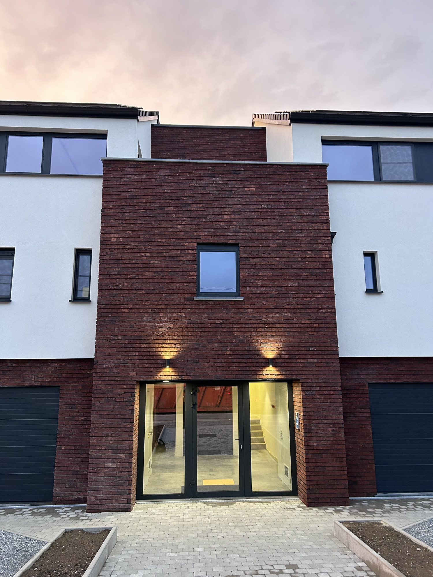Façade en brique au coucher de soleil - Clos des Vergers